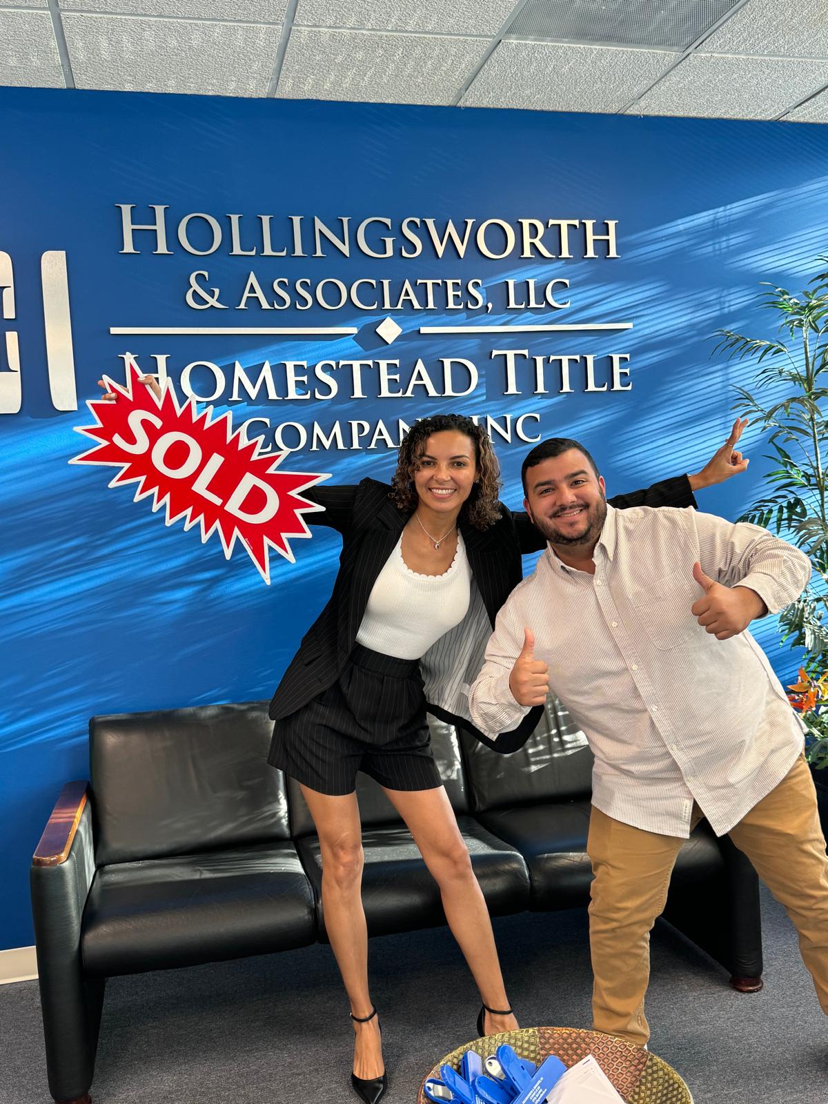 Cliente celebrando con entusiasmo la compra de su casa en Georgia