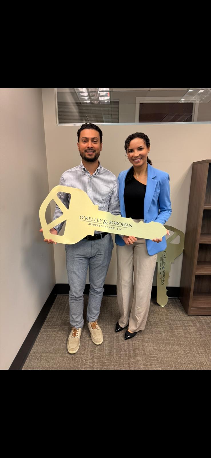 Entrega simbólica de las llaves de una casa nueva en Atlanta
